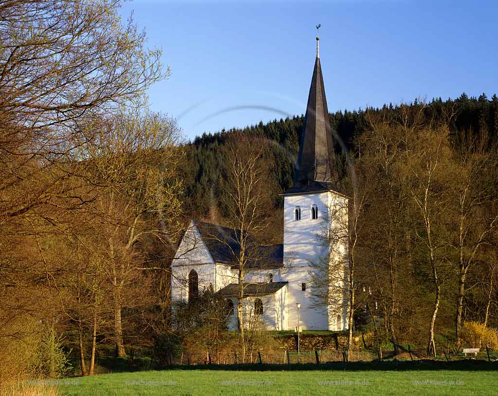 Wiedenest, Bergneustadt, Oberbergischer Kreis, Bergisches Land, Oberbergischer Kreis, Regierungsbezirk Kln, Blick auf Pfarrkirche in Herbstlandschaft   