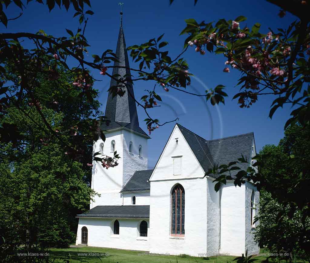 Wiedenest, Bergneustadt, Oberbergischer Kreis, Bergisches Land, Oberbergischer Kreis, Regierungsbezirk Kln, Blick auf Pfarrkirche in Frhlingslandschaft, Fruehlingslandschaft   