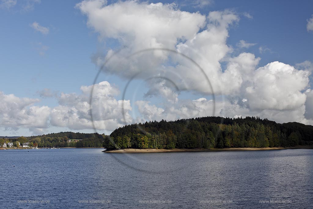 Bever Talsperre imposante Wolkenstimmung mit Kumulus Wolken im Fruehherbst; Bever dam in eraly autumn with cumuls clouds.