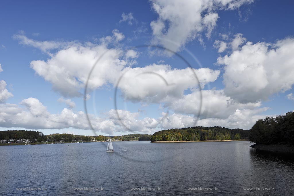 Bever Talsperre mit einzelnem Segelboot und  imposanter Wolkenstimmung mit Kumulus Wolken im Fruehherbst; Bever dam with single sailboat  in eraly autumn with cumuls clouds.