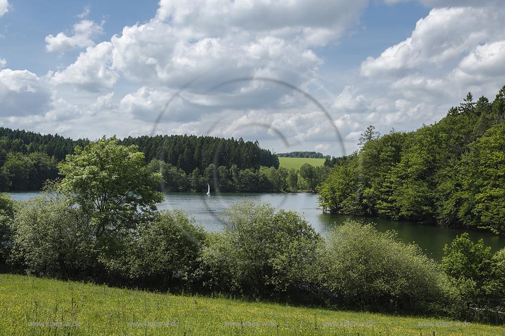 Hueckeswagen, Bever-Talsperre bei Hueckeswagen Kleinhoehfeld, Talsperre mit einzelnem Segelboot und imposanter Wolkenstimmung mit Kumulus Wolken; Hueckeswagen,  barrage Bever-Talsperre near Hueckeswagen Kleinhoehfeld with single sailboat and cumulus clouds.