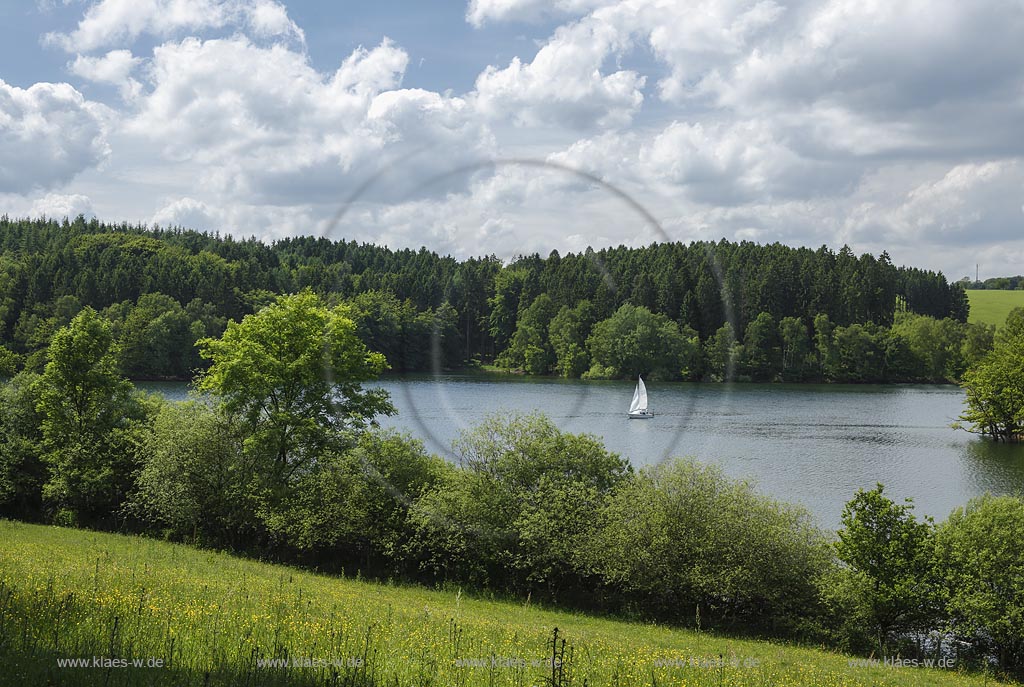 Bever-Talsperre, Talsperre mit einzelnem Segelboot und imposanter Wolkenstimmung mit Kumulus Wolken; Hueckeswagen,  barrage Bever-Talsperre with single sailboat and cumulus clouds.