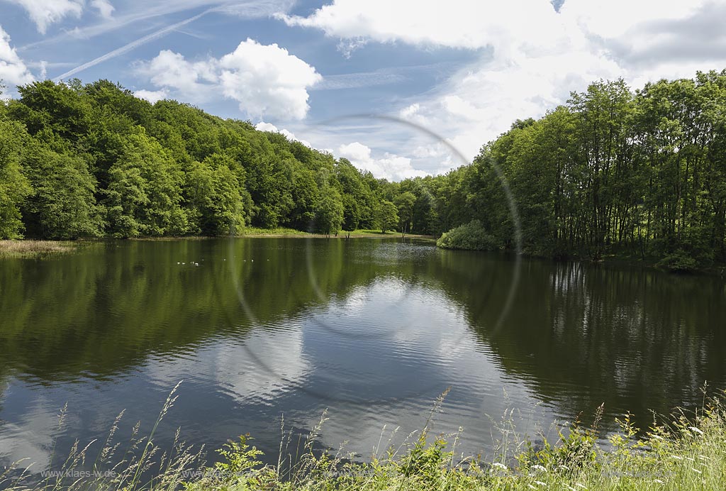 Wipperfuerth Grosshoehfeld, Blick auf die Bever-Talsperre mit Wolkenspiegelung; Wipperfuerth Grosshoehfeld, view to the barrage Bever-Talsperre with mirroring of clouds.