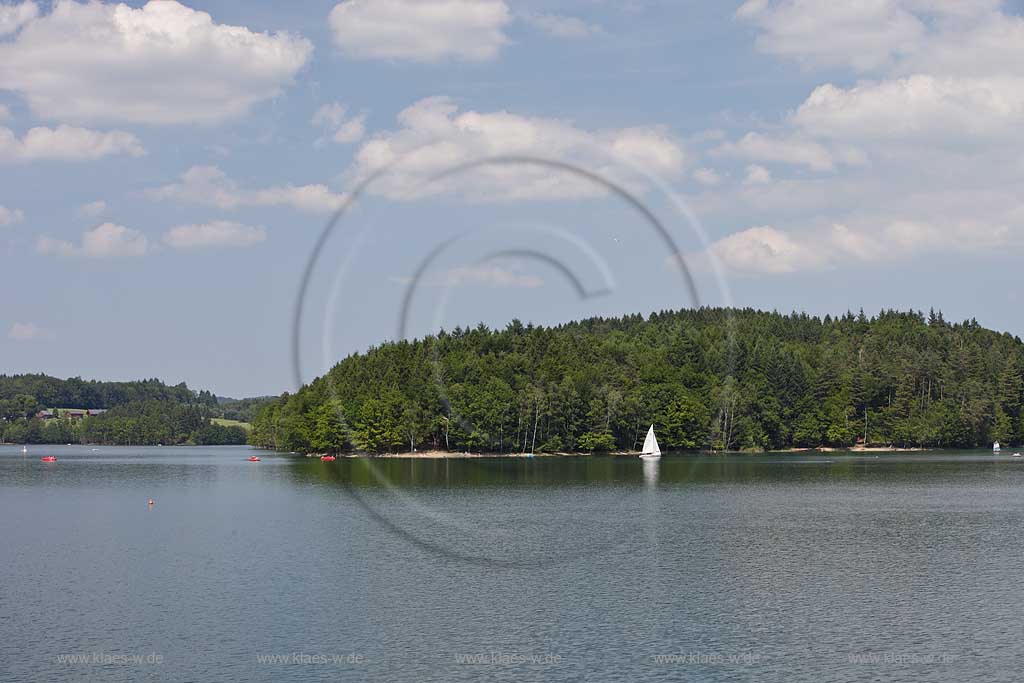 Bevertalsperre im Sommer mit Segelboot und Kumuluswolken; Bever dam in summer landscape with cumulus clouds and sailboat