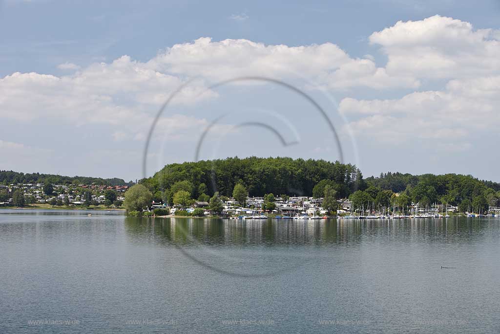 Bevertalsperre im Sommer mit Segelboot und Kumuluswolken; Bever dam in summer landscape with cumulus clouds and sailboat