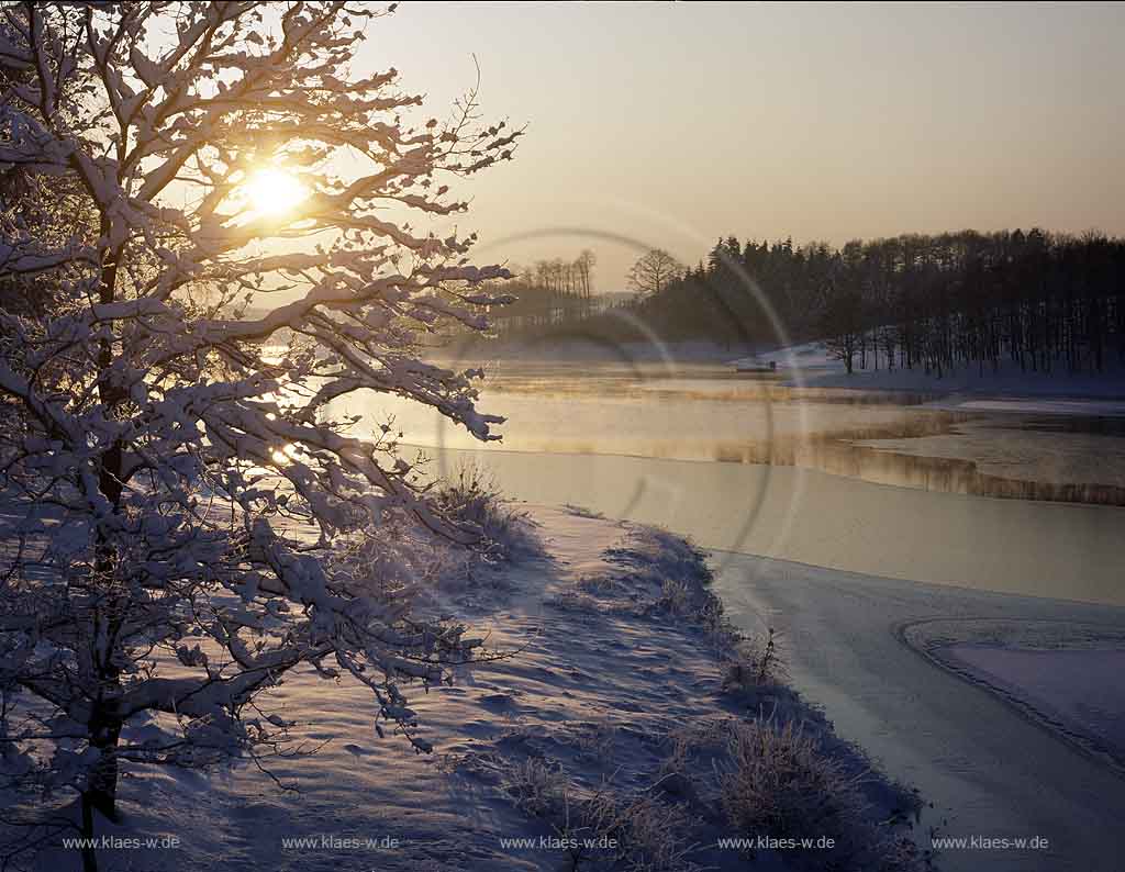 Hckeswagen, Hueckeswagen, Radevormwald, Bergisches Land, Oberbergischer Kreis, Blick auf Bever, Bevertalsperre in Schneelandschaft, Winterlandschaft bei Sonnenuntergang, Abendstimmung