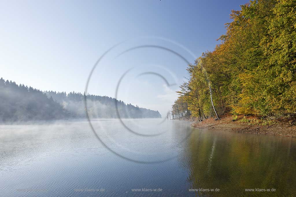 Bevertalsperre, Wipperfuerth Grosshoehfeld Blick auf Talsperre und Landschaft  in Morgenstimmung mit Dunst bzw. Nebelschwaden; Beverbarrage, Wipperfuerth Grosshoehfeld view at barrage and landscape in atmospheric moring light with waft of mist