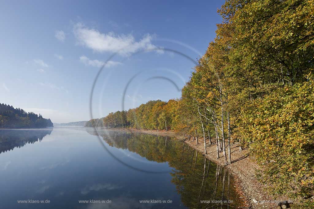 Bevertalsperre, Wipperfuerth Grosshoehfeld Blick auf Talsperre und Landschaft  in Morgenstimmung mit Dunst bzw. Nebelschwaden; Beverbarrage, Wipperfuerth Grosshoehfeld view at barrage and landscape in atmospheric moring light 