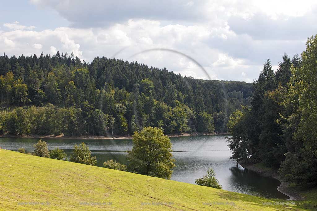 Wipperfuerth Grosshoehfeld, Bevertalsperre mit  Waldlandschaft; Wipperfuerth Grosshoehfeld Bever dam landscape