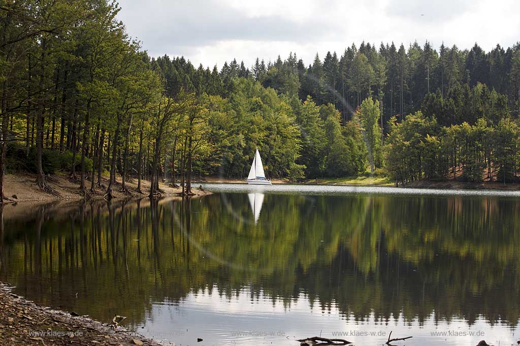 Wipperfuerth Grosshoehfeld, Bevertalsperre mit Segelboot und Waldlandschaft mit Spiegelbild; Wipperfuerth Grosshoehfeld Bever dam, lake with sailboat and trees in mirror image