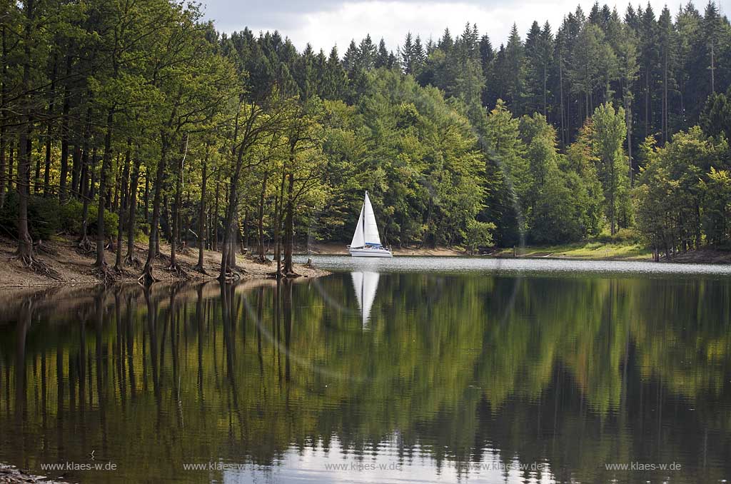 Wipperfuerth Grosshoehfeld, Bevertalsperre mit Segelboot und Waldlandschaft mit Spiegelbild; Wipperfuerth Grosshoehfeld Bever dam, lake with sailboat and trees in mirror image