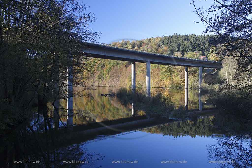 Biebersteiner Stausee, Reichshof, Oberbergischen Kreis, Bergisches Land, Bruechermuehle, Brchermhle, Regierungsbezirk Kln, Blick auf Stausee, Brcke, Bruecke und Landschaft