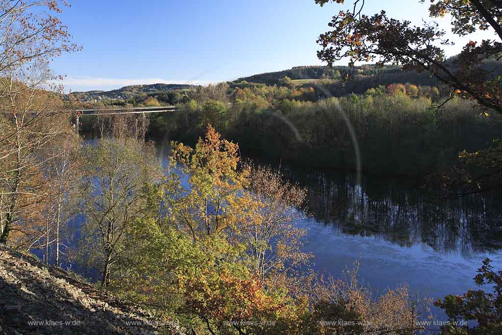 Biebersteiner Stausee, Reichshof, Oberbergischen Kreis, Bergisches Land, Bruechermuehle, Brchermhle, Regierungsbezirk Kln, Blick auf Stausee und Landschaft in Herbststimmung