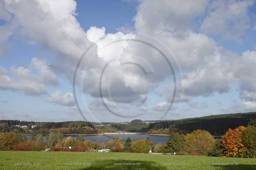 Brucher Talsperre bei Marienheide, Blick zur Talsperre in Herbstlandschaft mit Wolkenstimmung; Brucher barrage near Marienheide in autum landscape