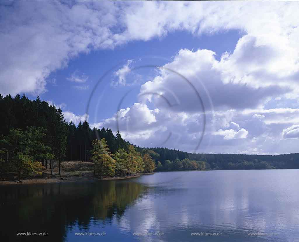 Brucher Talsperre, Marienheide, Oberbergischer Kreis, Bergisches Land, Blick auf Talsperre im Frhherbst, Fruehherbst 