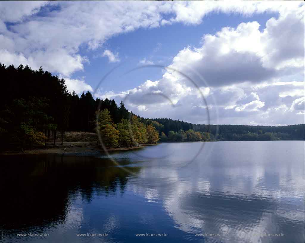 Brucher Talsperre, Marienheide, Oberbergischer Kreis, Bergisches Land, Blick auf Talsperre im Frhherbst, Fruehherbst 