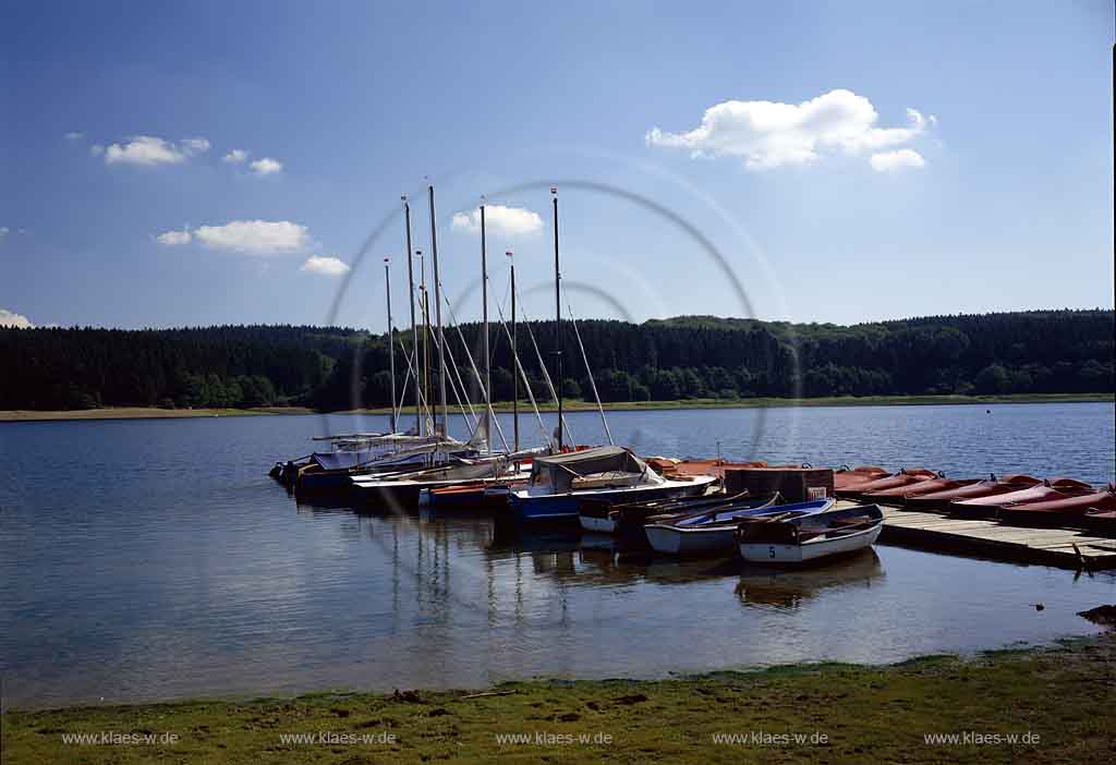 Brucher Talsperre, Marienheide, Oberbergischer Kreis, Bergisches Land, Blick auf Talsperre mit Bootsanleger und Segelbooten