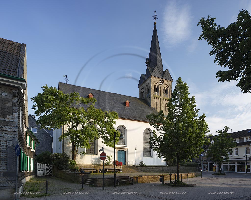 Burscheid, die evangelische Kirche, Haupstrasse. Die Geschichte der Burscheider Kirche reicht weit zurueck. Schon im 11. Jahrhundert ist ein kirchliches Gebaeude belegt, 1767 wurde die Kirche im Stil des sogenannten Bergischen Barock erweitert und erhielt einen Grossteil ihrer heutigen Gestalt; Burscheid, the evangelic church, Hauptstrasse.