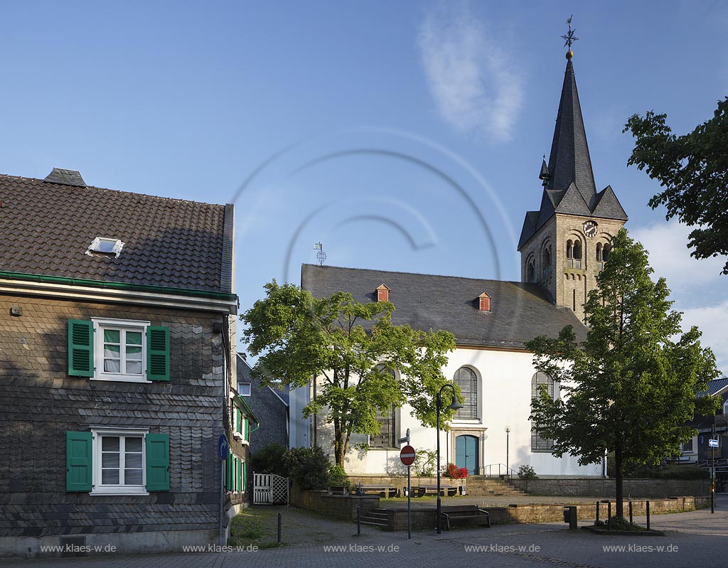 Buscgeid, die evangelische Kirche, Haupstrasse. Die Geschichte der Burscheider Kirche reicht weit zurueck. Schon im 11. Jahrhundert ist ein kirchliches Gebaeude belegt, 1767 wurde die Kirche im Stil des sogenannten Bergischen Barock erweitert und erhielt einen Grossteil ihrer heutigen Gestalt; Burscheid, die evangelische Kirche, Haupstrasse. Die Geschichte der Burscheider Kirche reicht weit zurueck. Schon im 11. Jahrhundert ist ein kirchliches Gebaeude belegt, 1767 wurde die Kirche im Stil des sogenannten Bergischen Barock erweitert und erhielt einen Grossteil ihrer heutigen Gestalt; Burscheid, the evangelic church, Hauptstrasse.