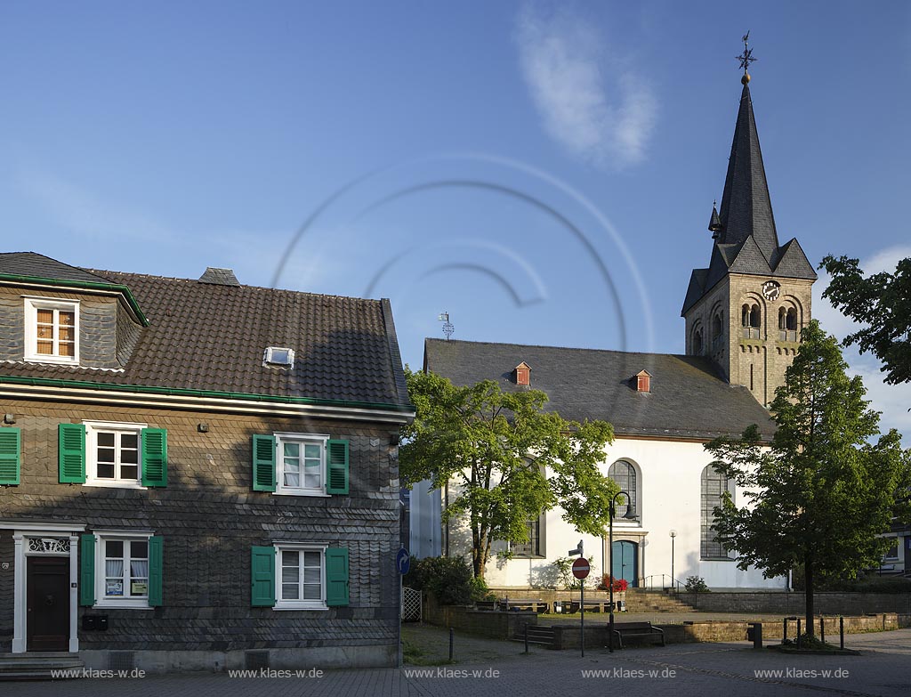 Buscgeid, die evangelische Kirche, Haupstrasse. Die Geschichte der Burscheider Kirche reicht weit zurueck. Schon im 11. Jahrhundert ist ein kirchliches Gebaeude belegt, 1767 wurde die Kirche im Stil des sogenannten Bergischen Barock erweitert und erhielt einen Grossteil ihrer heutigen Gestalt; Burscheid, die evangelische Kirche, Haupstrasse. Die Geschichte der Burscheider Kirche reicht weit zurueck. Schon im 11. Jahrhundert ist ein kirchliches Gebaeude belegt, 1767 wurde die Kirche im Stil des sogenannten Bergischen Barock erweitert und erhielt einen Grossteil ihrer heutigen Gestalt; Burscheid, the evangelic church, Hauptstrasse.