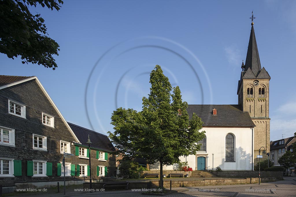 Burscheid, die evangelische Kirche, Haupstrasse. Die Geschichte der Burscheider Kirche reicht weit zurueck. Schon im 11. Jahrhundert ist ein kirchliches Gebaeude belegt, 1767 wurde die Kirche im Stil des sogenannten Bergischen Barock erweitert und erhielt einen Grossteil ihrer heutigen Gestalt; Burscheid, the evangelic church, Hauptstrasse.