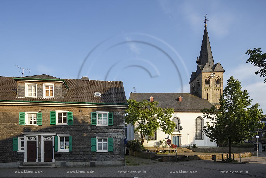 Burscheid, die evangelische Kirche, Haupstrasse. Die Geschichte der Burscheider Kirche reicht weit zurueck. Schon im 11. Jahrhundert ist ein kirchliches Gebaeude belegt, 1767 wurde die Kirche im Stil des sogenannten Bergischen Barock erweitert und erhielt einen Grossteil ihrer heutigen Gestalt; Burscheid, the evangelic church, Hauptstrasse.