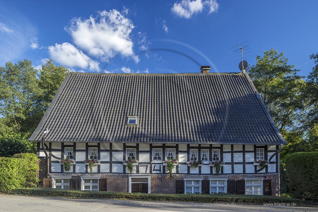 Burscheid-Gruenscheid, Gruenscheider Muehle im Abendlicht.