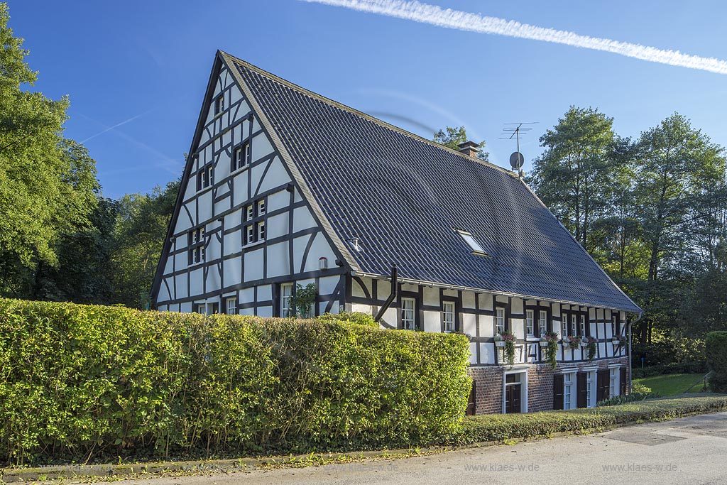 Burscheid-Gruenscheid, Gruenscheider Muehle im Abendlicht.