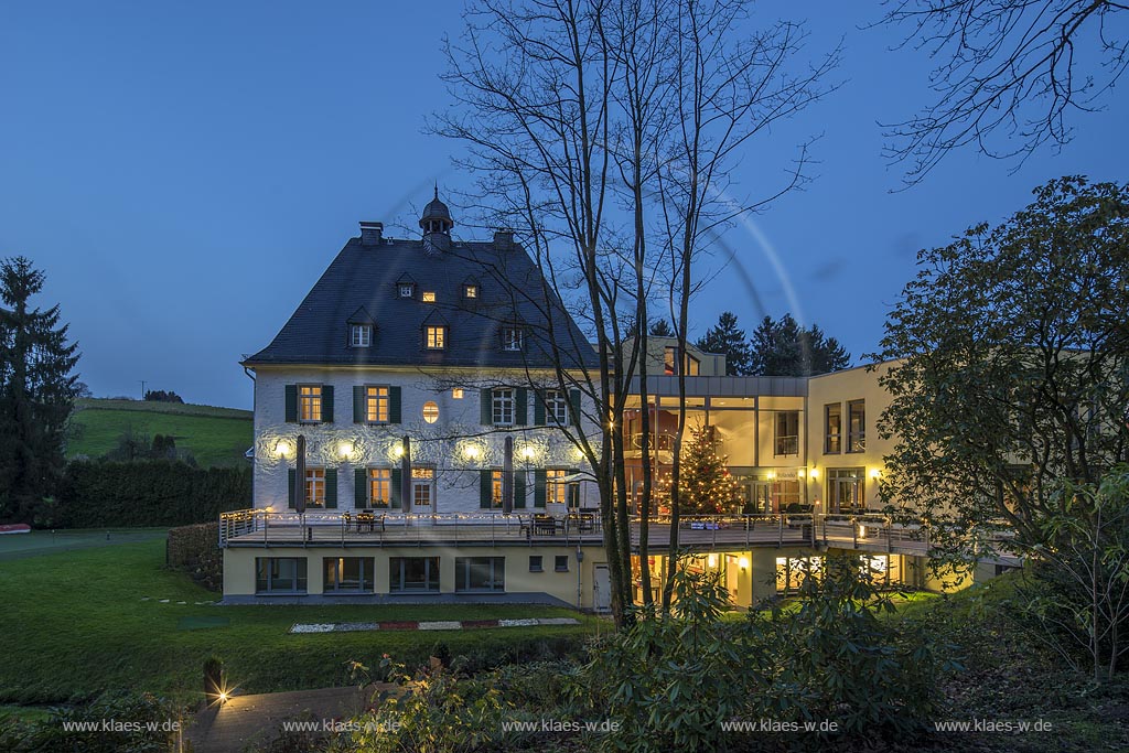 Burscheid, Haus Landscheid, ehemaliger zwischen 1718 und 1725 erbauter Rittersitz. In dem von zwei Wohn- und Wirtschaftsgebuden flankierten Herrenhaus befindet sich seit 2010 nach umfangreichen Sanierungs- Um- und Anbauarbeitenarbeiten das Hotel & Restaurant Gut Landscheid.