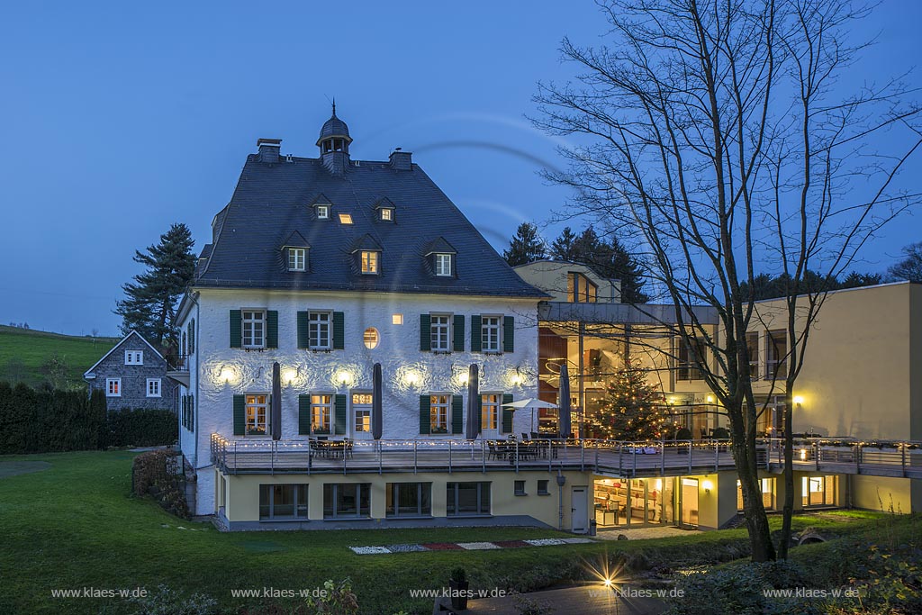 Burscheid, Haus Landscheid, ehemaliger zwischen 1718 und 1725 erbauter Rittersitz. In dem von zwei Wohn- und Wirtschaftsgebuden flankierten Herrenhaus befindet sich seit 2010 nach umfangreichen Sanierungs- Um- und Anbauarbeitenarbeiten das Hotel & Restaurant Gut Landscheid.