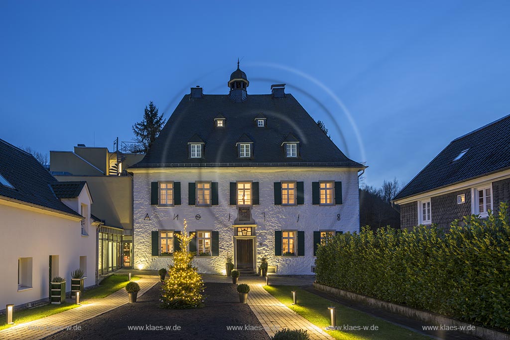 Burscheid, Haus Landscheid, ehemaliger zwischen 1718 und 1725 erbauter Rittersitz. In dem von zwei Wohn- und Wirtschaftsgebuden flankierten Herrenhaus befindet sich seit 2010 nach umfangreichen Sanierungs- Um- und Anbauarbeitenarbeiten das Hotel & Restaurant Gut Landscheid.