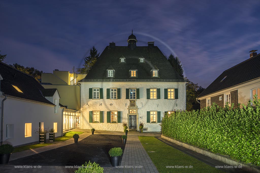 Burscheid, Haus Landscheid, ehemaliger zwischen 1718 und 1725 erbauter Rittersitz.  In dem von zwei Wohn- und Wirtschaftsgebuden flankierten Herrenhaus befindet sich seit 2010 nach umfangreichen Sanierungs- Um- und Anbauarbeitenarbeiten das Hotel & Restaurant Gut Landscheid.