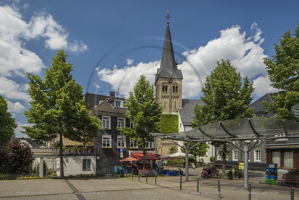 Burscheid, Blick ueber den markt zur Evangelischen Kirche; Burscheid, voew over the marked place to the evangelical church.