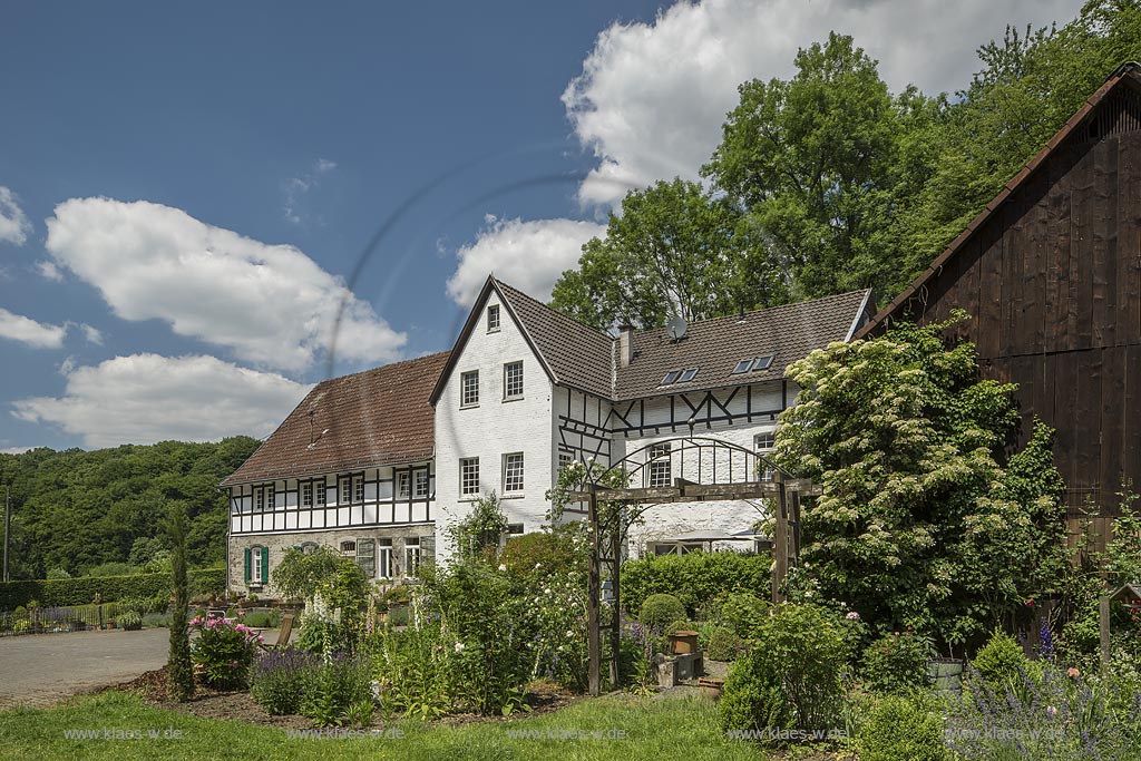 Burscheid-Duerschied, Duerscheider Muehle in Wolkenstimmung im Freuhsommer; Burscheid-Duerscheid, mill Duerscheider mitt with atmospheric clouds in early summer.