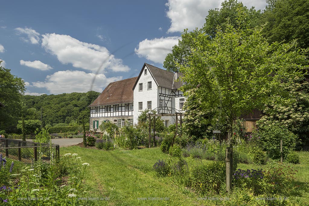 Burscheid-Duerschied, Duerscheider Muehle in Wolkenstimmung im Freuhsommer; Burscheid-Duerscheid, mill Duerscheider mitt with atmospheric clouds in early summer.