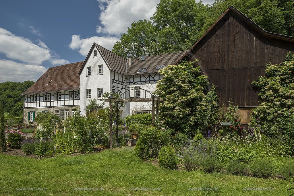 Burscheid-Duerschied, Duerscheider Muehle in Wolkenstimmung im Freuhsommer; Burscheid-Duerscheid, mill Duerscheider mitt with atmospheric clouds in early summer.