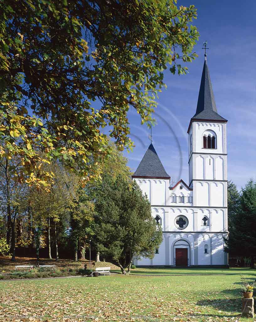 Eitorf, Merten, Rhein-Sieg-Kreis, Regierungsbezirk Kln, Koeln, Blick auf Klosterkirche St. Agnes in Herbststimmung 