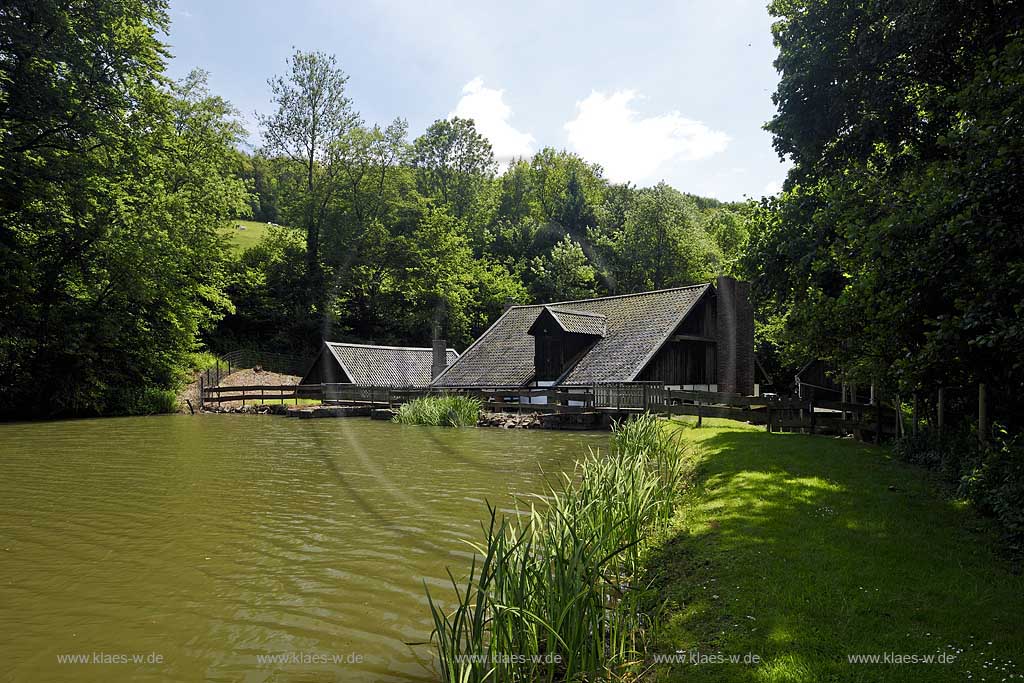 Engelskirchen-Bickenbach, LVR Industriemuseum Oelchens Hammer mit Teich, einziger mit Wasserkraft betriebenen Schmiedehammer im Oberbergischen Land der noch in Betrieb ist. Aussenstelle des Rheinischen Industriemuseums des Landschaftsverbandes Rheinland in Engelskirchen; Engelskirchen LVR museum historical Oelchens hammer mill with pond