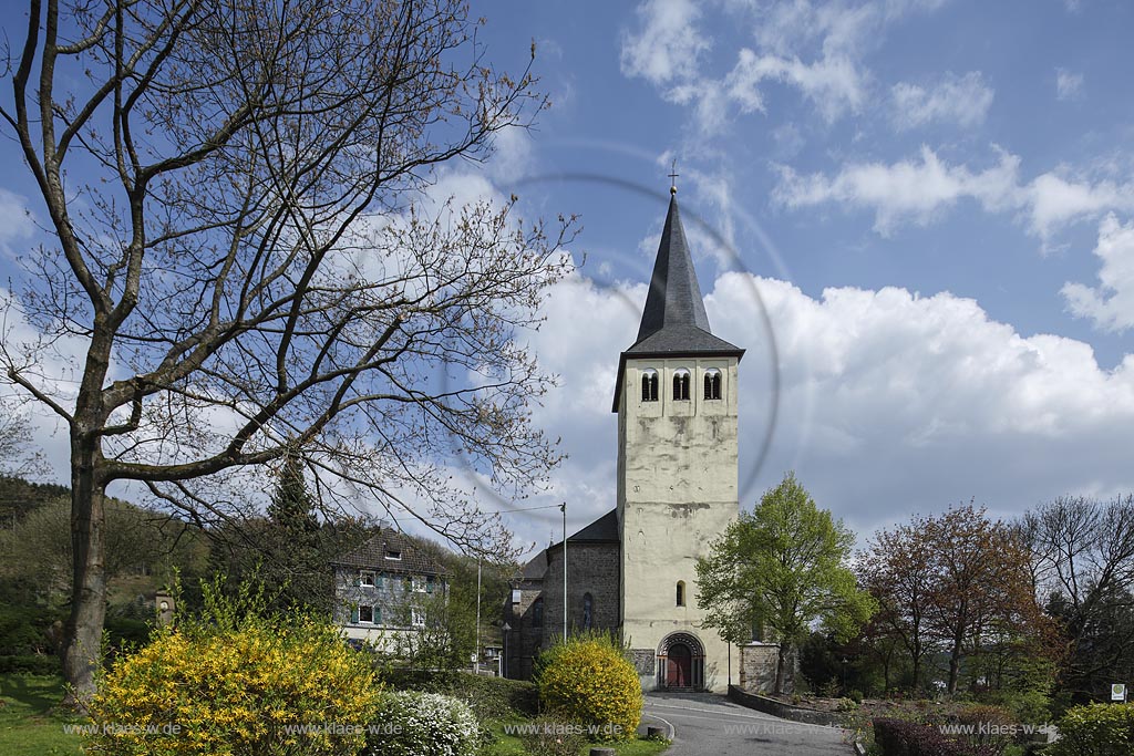 Engelskirchen, katholische Pfarrkirche St. Peter und Paul; Engelskirchen, catholic parish church St. Peter and Paul.