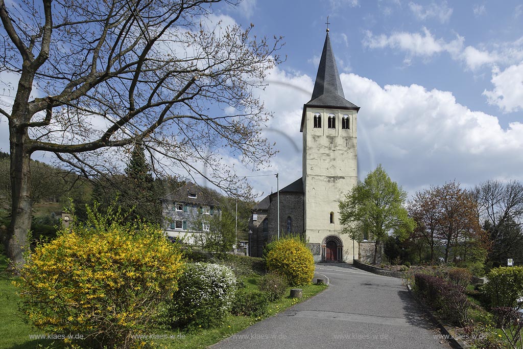 Engelskirchen, katholische Pfarrkirche St. Peter und Paul; Engelskirchen, catholic parish church St. Peter and Paul.