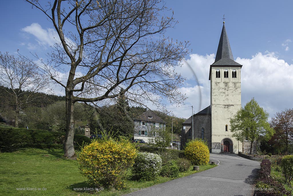 Engelskirchen, katholische Pfarrkirche St. Peter und Paul; Engelskirchen, catholic parish church St. Peter and Paul.