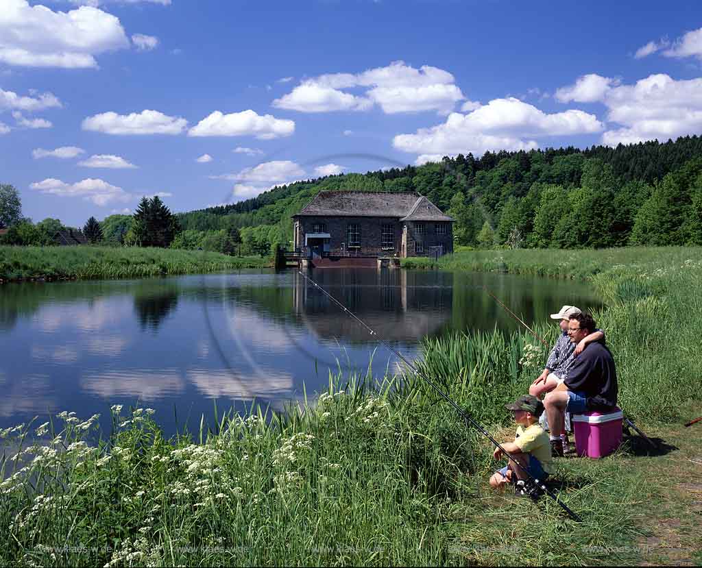 Loope, Ehreshoven, Engelskirchen, Oberbergischer Kreis, Bergisches Land, Blick auf Stausee mit Laufwasserkraftwerk und Landschaft, Angler