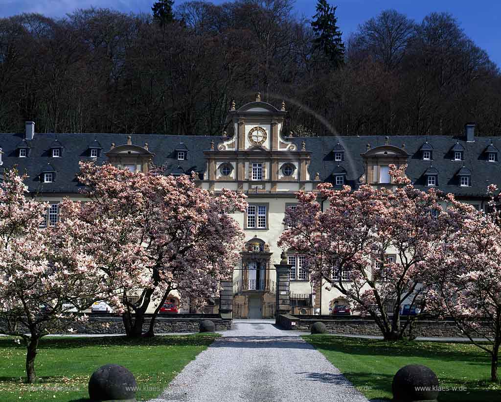 Loope, Ehreshoven, Engelskirchen, Oberbergischer Kreis, Bergisches Land, Blick auf Schloss, Wasserschloss Ehreshoven mit Schlosspark im Frhling, Fruehling mit Blte, Bluete