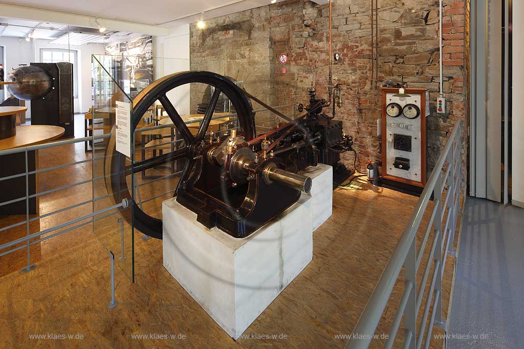 Engelskirchen LVR Industriemuseum Baumwollspinnerei Ermen und Engels, Innenansicht mit Lanz Dampfmaschine und AEG Generator aus dem Jahre 1890 - 1895; Engelskirchen LVR industrial museum exterior view with steam-engine and electric generator from 1890 - 1895