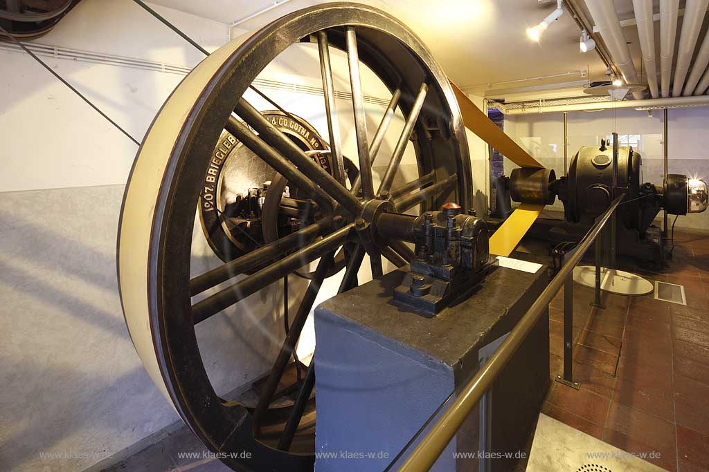 Engelskirchen LVR Industriemuseum Baumwollspinnerei Ermen und Engels, Innenansicht mit Schwungrad und Generator der Wasserturbine Sued; Engelskirchen LVR industrial museum exterior view with balance wheel and generator of water turbine south