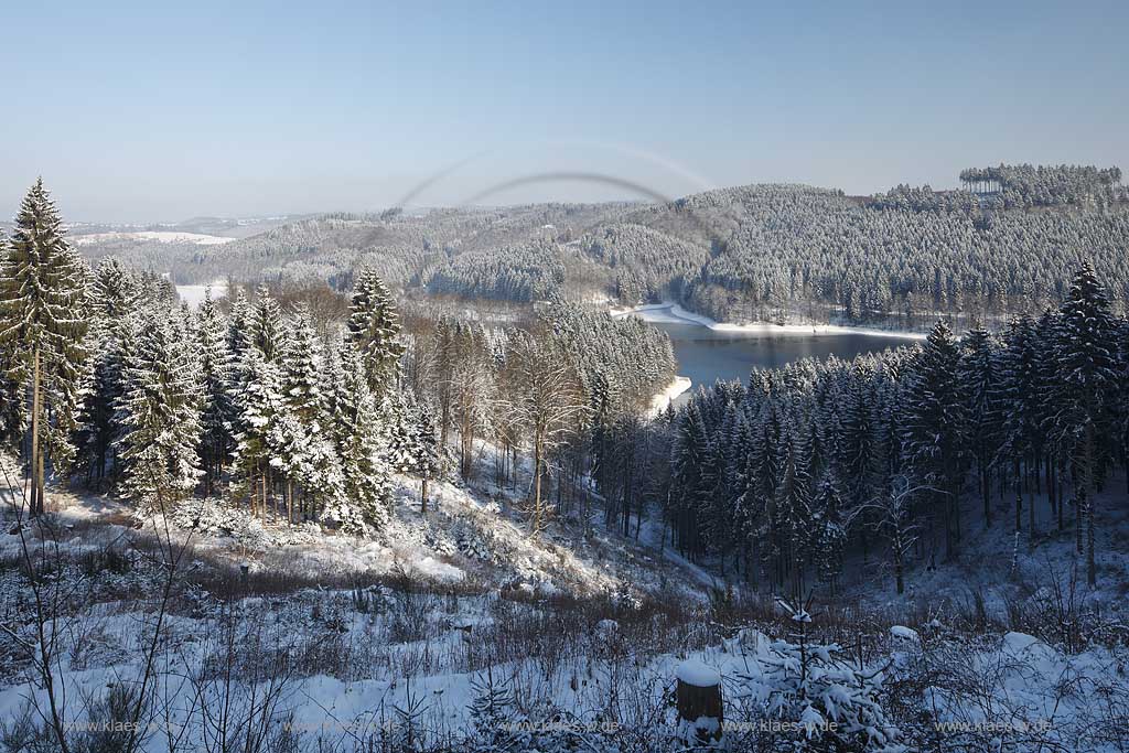 Genkel Talsperre in verschneiter Winterlandschaft vom Unnenberg aus gesehen; View from Unenberg to Genkel barrage in snow covered landscape