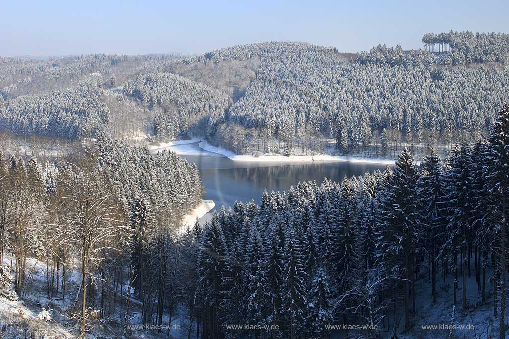 Genkel Talsperre in verschneiter Winterlandschaft vom Unnenberg aus gesehen; View from Unenberg to Genkel barrage in snow covered landscape