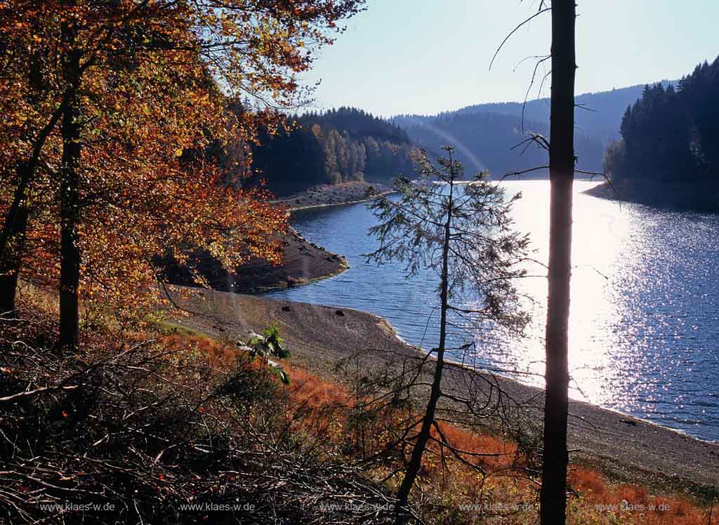 Genkeltalsperre, Meinerzhagen, Gummersbach, Mrkischer Kreis, Maerkischer Kreis, Oberbergischer Kreis, Bergisches Land, Blick auf Talsperre und Landschaft in Herbststimmung