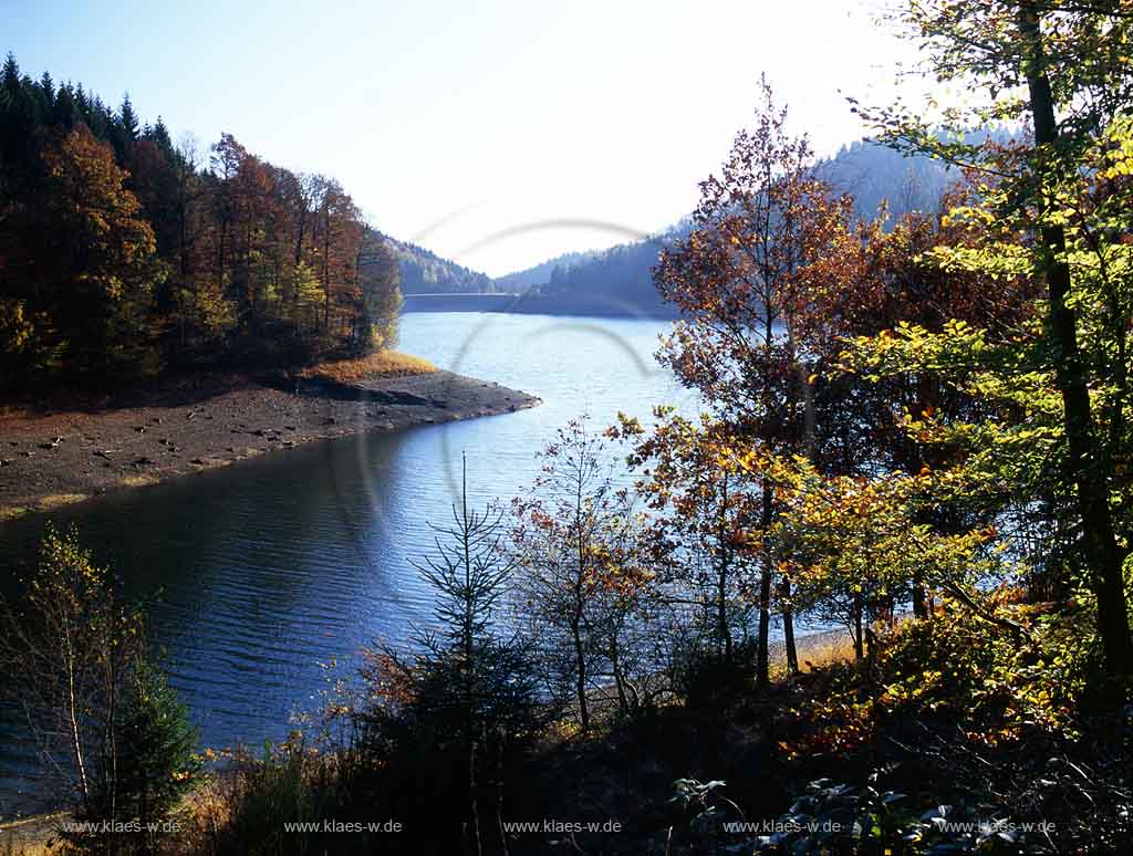 Genkeltalsperre, Meinerzhagen, Gummersbach, Mrkischer Kreis, Maerkischer Kreis, Oberbergischer Kreis, Bergisches Land, Blick auf Talsperre und Landschaft in Herbststimmung   