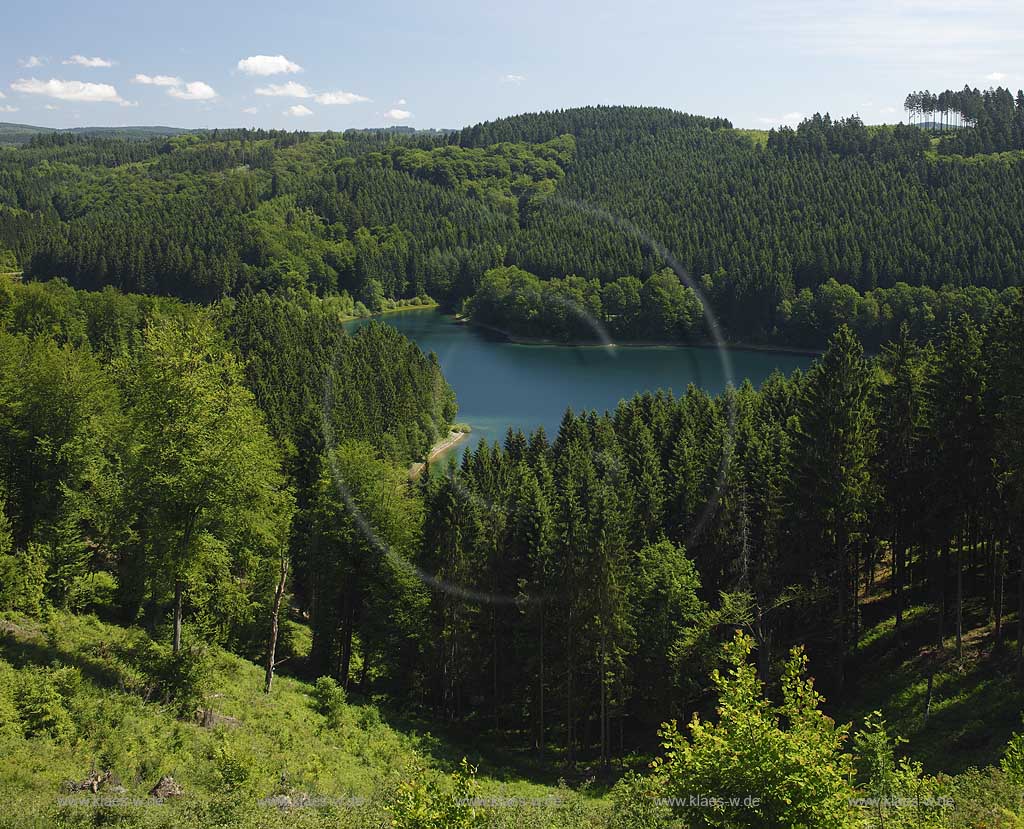 Genketalsperre umgben von Waeldern, Blick vom Unnenberg ueber Sommerlandschaft mit Baeumen Laubwald und Fichtenwald, die Genkeltalsperre eingebettet in die Berglandschaft, im Hintergrund das maerkische Sauerland; Genkel dam with summer landscape and forest